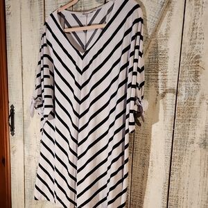 Croft & Barrow V-Neck Black and White Chevron Blouse